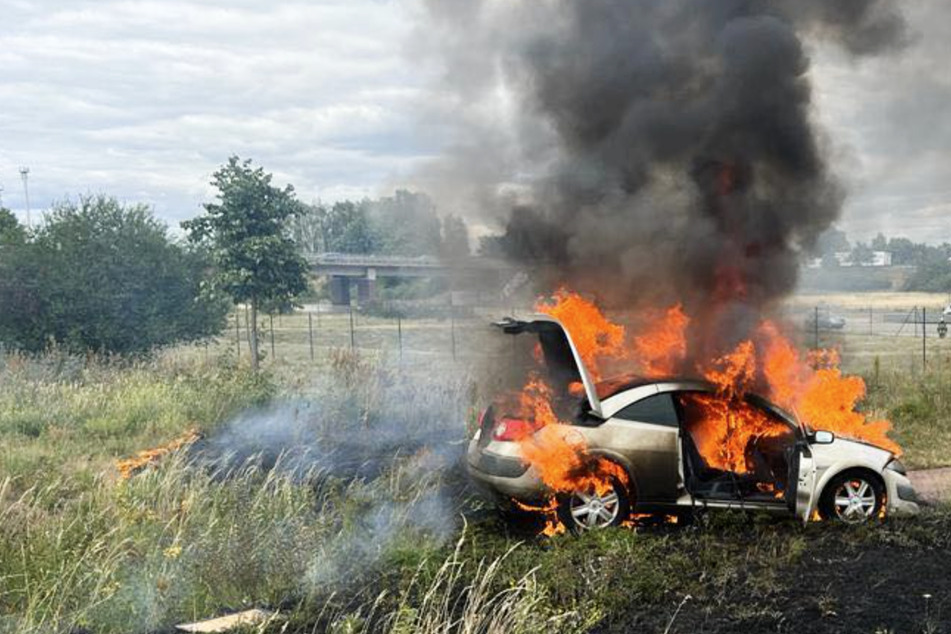 Unfall A9: Feuer auf der A9: Plötzlich steht ein Renault mitten auf der Autobahn in Flammen