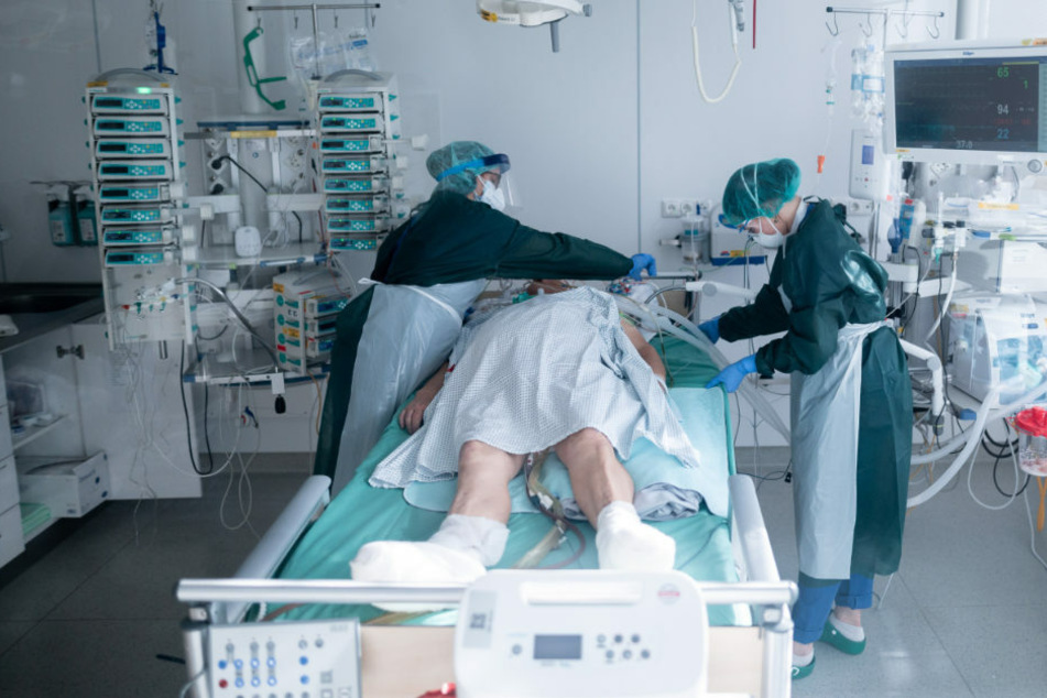 Pflegekräfte in Schutzausrüstung betreut einen Corona-Patienten. Könnte ein Personalengpass die Intensivbetreuung in den Krankenhäusern gefährden? (Symbolfoto)