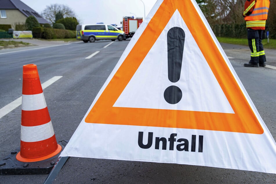 Die Straße wurde für mehrere Stunden abgesperrt. (Symbolbild)