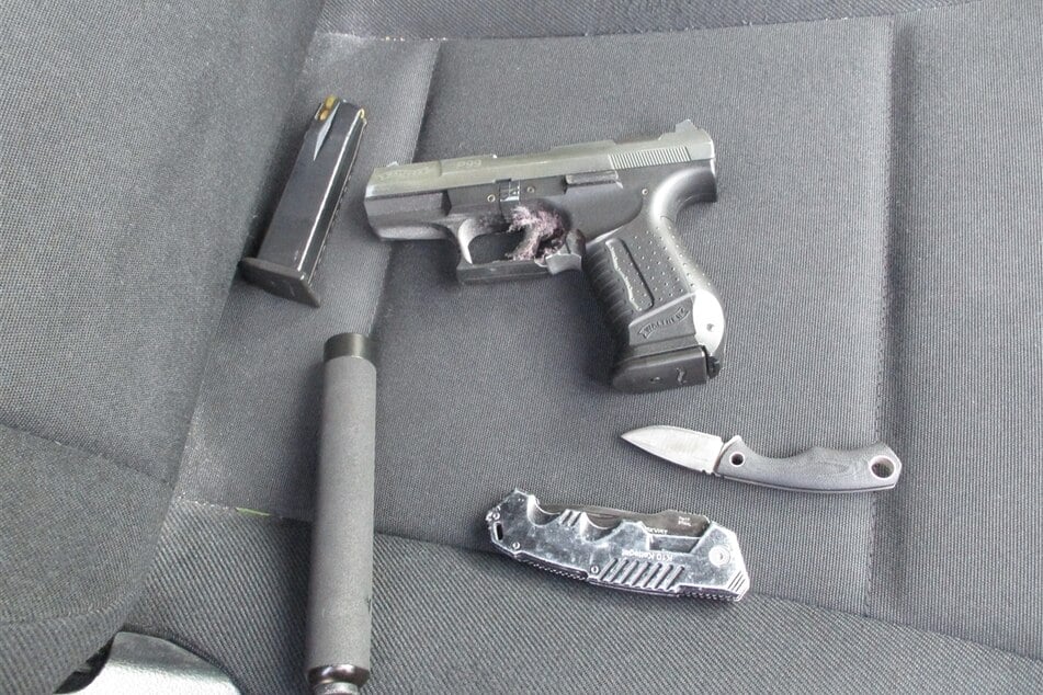 Diese Waffen fand die Polizei bei dem Mann im Gürtel.