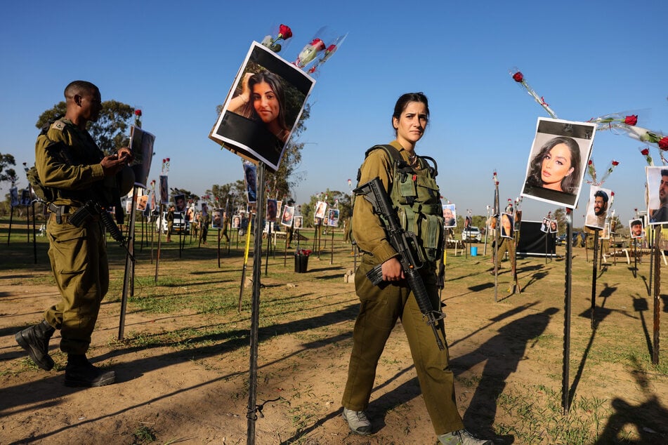 Israelische Soldaten an einer Gedenkstätte für Hamas-Opfer auf dem Festivalgelände des Nova-Festivals.