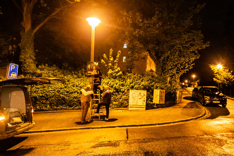 Weit und breit keine Menschenseele - außer drei Grünen: Sie hängen pünktlich in der Nacht ihre ersten Wahlplakate an eine Dresdner Laterne.