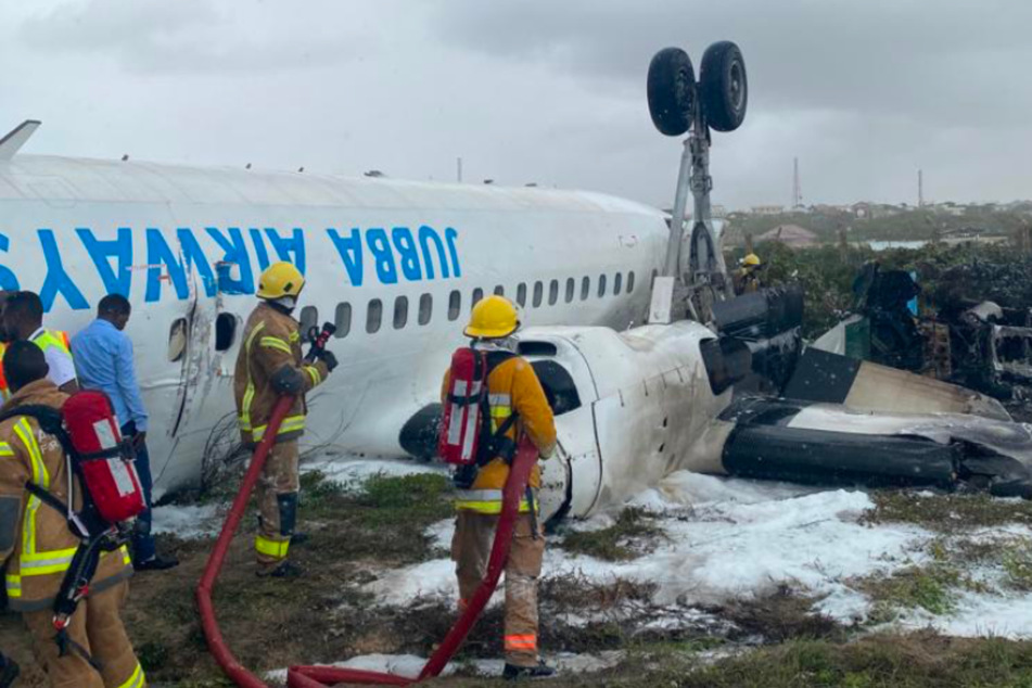 Das Flugzeug liegt auf dem Rücken. Glücklicherweise starb niemand bei dem Unglück. Doch es hätte auch Schlimmer kommen können!