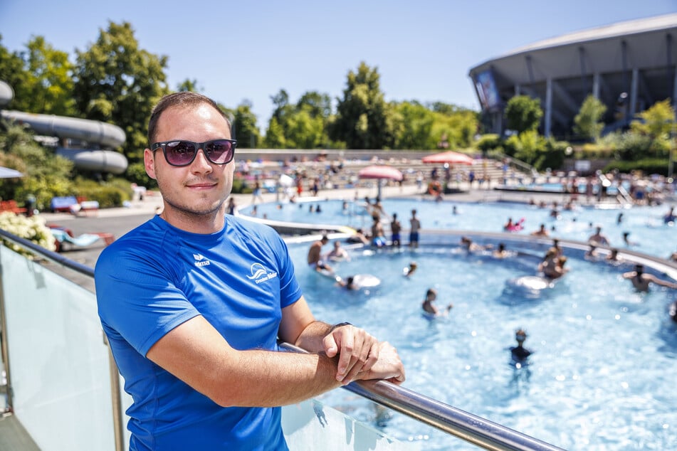 Gerade an den anstrengenden Tagen freut sich Bademeister Henrik Heyde (28) über den Dank der Badegäste: "Manche kommen zu uns und bedanken sich, dass wir ihnen einen ausgelassenen Tag ermöglichen."