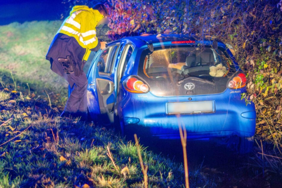 Toyota-Fahrer landet im Graben: War Alkohol im Spiel?