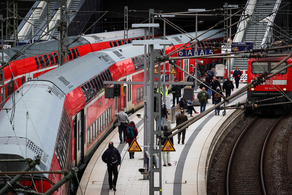Regionalverkehrszüge am Hamburger Hauptbahnhof. Vom 1. Mai an ist deren Nutzung bundesweit für einheitliche 49 Euro im Monat möglich.