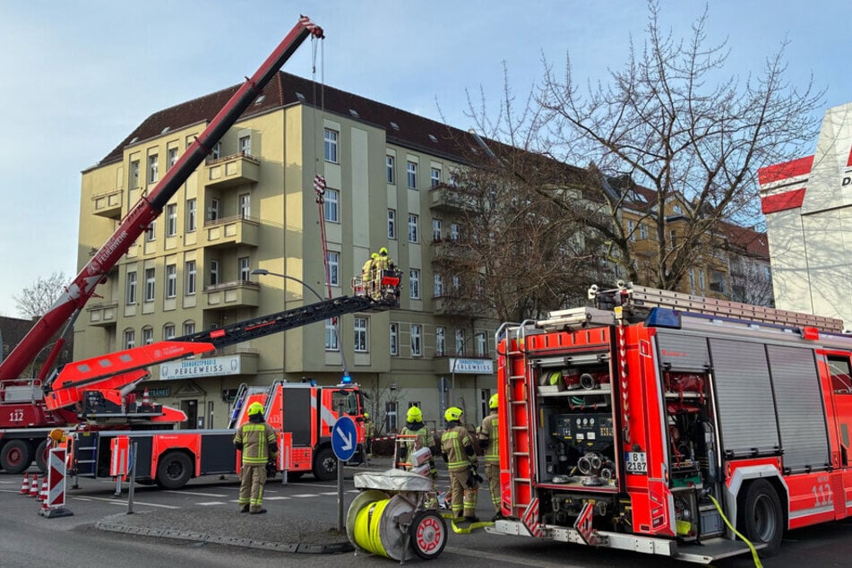 Auch ein Feuerwehrkran kam zum Einsatz.