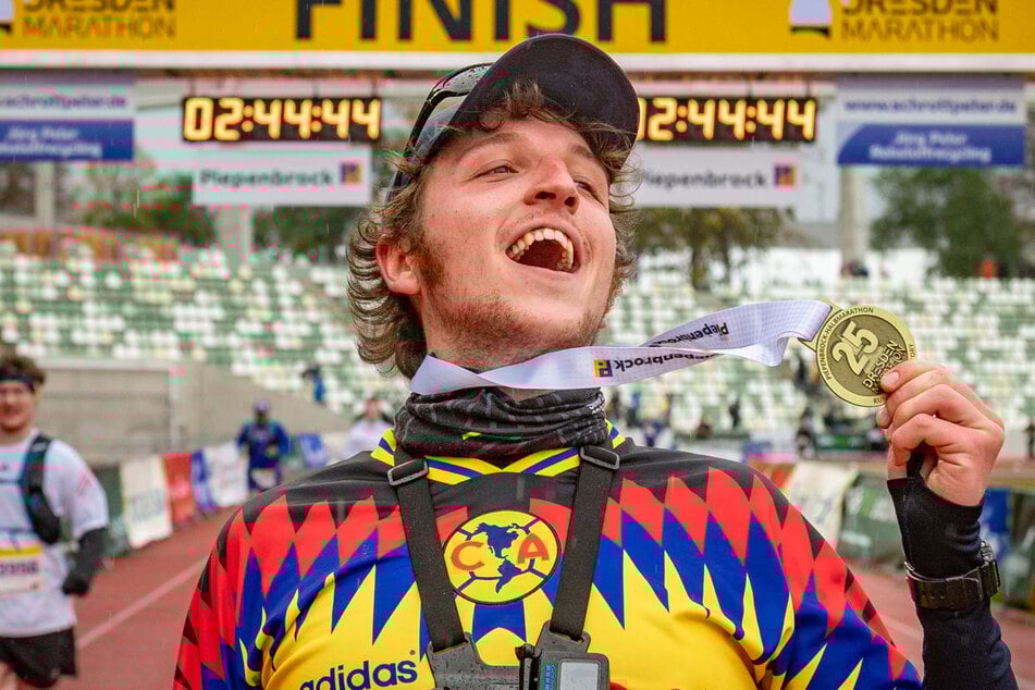 TAG24-Reporter Erik Töpfer (25) wollte es wissen: Schafft man den Dresden-Marathon aus der Kalten? 2 Stunden, 26 Minuten und 20 Sekunden später der Beweis.