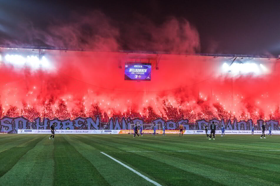 Für eine stimmungsvolle Atmosphäre beim Elb-Clásico sorgten die Fans.
