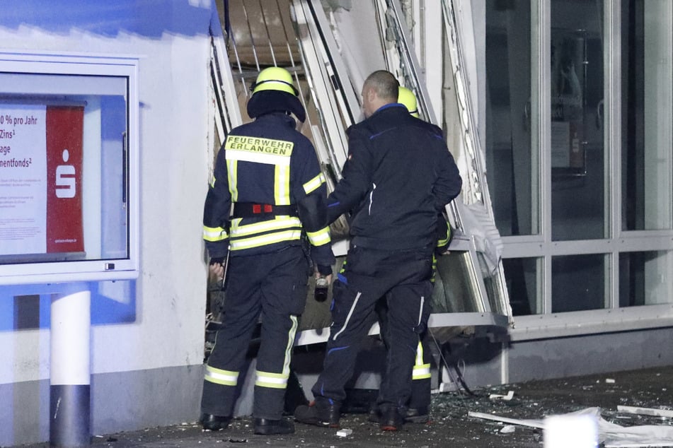 In Erlangen wurden gleich zwei Geldautomaten an zwei Orten gesprengt. Die Polizei sucht nach drei bis vier Tätern.