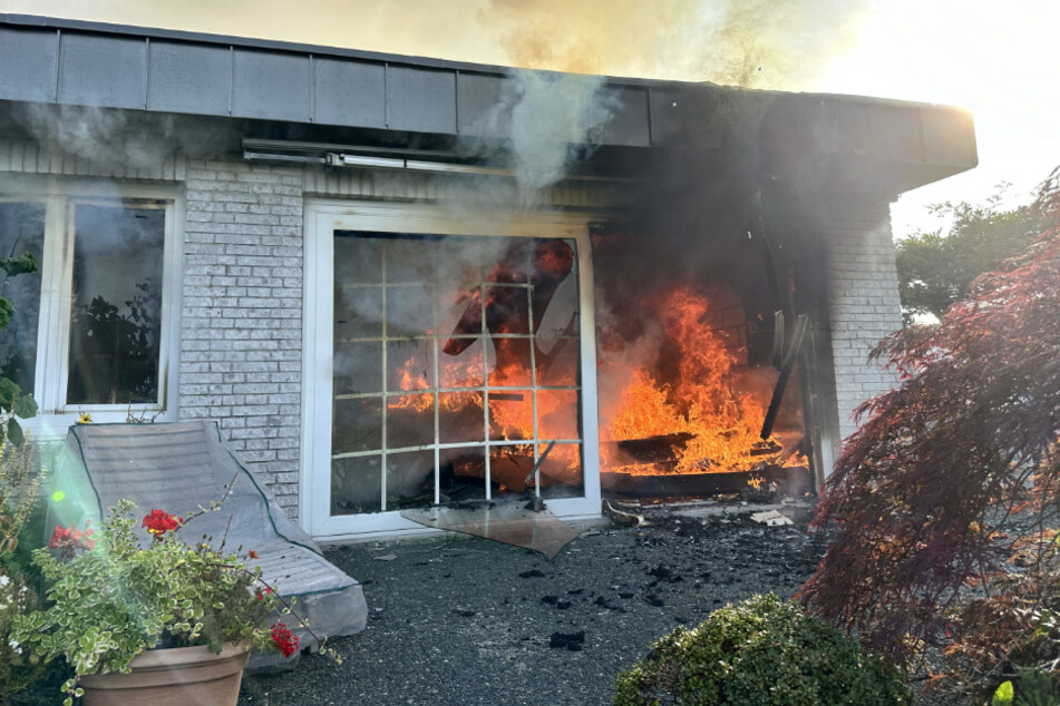 In Klingberg an der Ostsee ist am Montagmorgen ein Bungalow in Brand geraten. Der Schaden wird auf rund 200.000 Euro geschätzt.