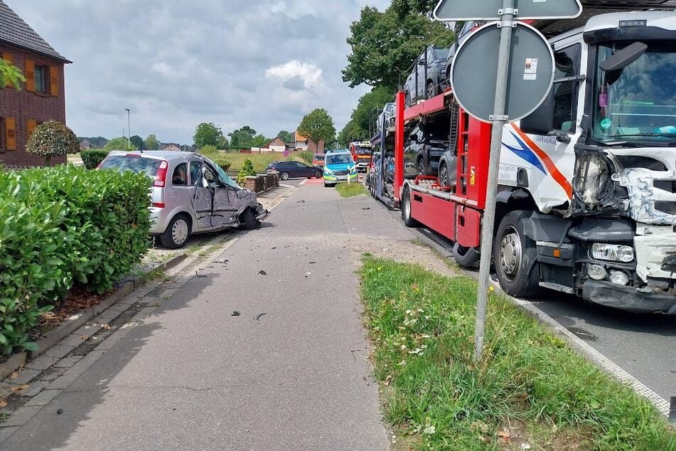 Beide Fahrzeuge erlitten auch den Unfall einen großen Sachschaden und mussten abgeschleppt werden.