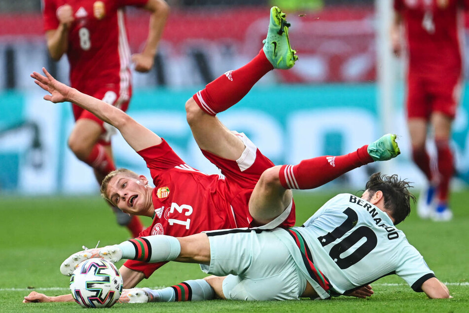 Der technisch versierte Mittelfeldspieler Andras Schäfer (oben) scheut auch keine Zweikämpfe, wie hier bei der EM 2020 gegen den Portugiesen Bernardo Silva (27).