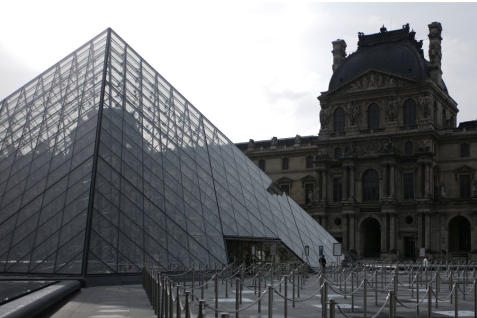 Das menschenleere Gelände vor dem Pariser Louvre.