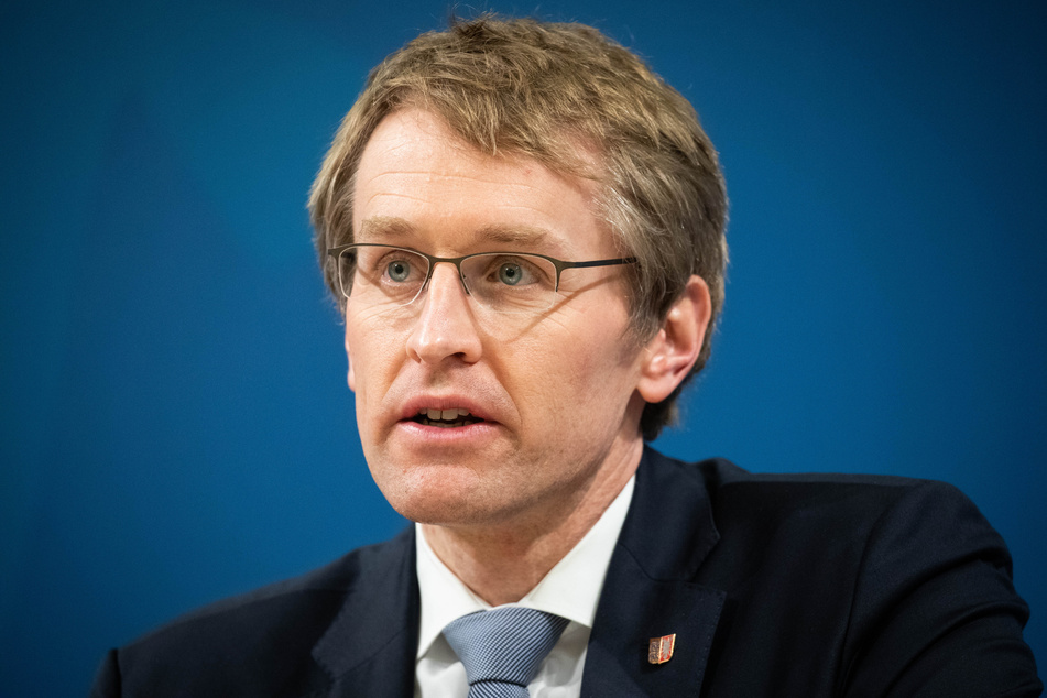 Daniel Günther (47, CDU) spricht auf einer Pressekonferenz in Kiel. Der Regierungschef dringt auf Öffnungen im Einzelhandel und auf eine Lockerung der Kontaktregeln in der Corona-Pandemie.