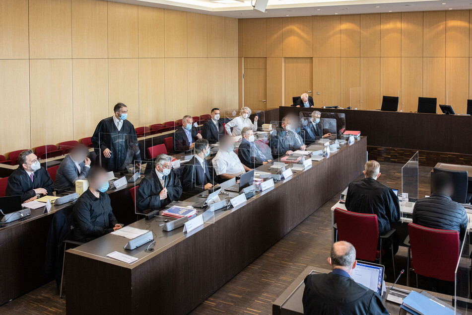 Die Angeklagten sitzen im Gerichtssaal neben ihren Anwälten. An diesem Dienstag will das Landgericht Düsseldorf im Prozess um das sogenannte illegale Hawala-Banking das Urteil verkünden.