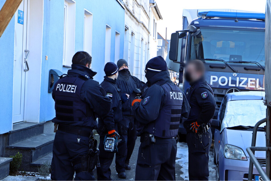 Razzia in Solingen: Polizei stellt große Mengen an mutmaßlicher Diebesbeute sicher