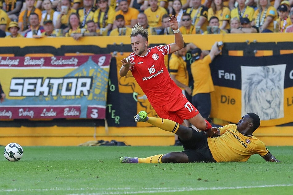 Mit seiner robusten Spielweise hat sich Kofi Amoako (r.) in die Mannschaft gespielt - und in die Herzen der Fans. Hier grätschte er im DFB-Pokal gegen Mainz' Benedict Hollerbach (24) die Kugel vom Fuß.