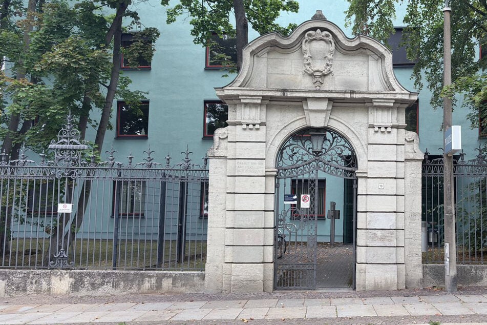 Leipzig: Plötzlich hören Beamte lauten Knall: Leipziger Polizei-Briefkasten gesprengt