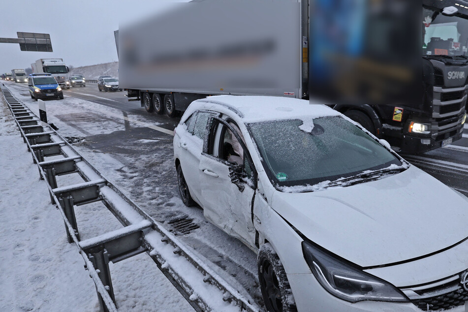 Dieser Opel krachte am Donnerstagmorgen auf der A4 bei Glauchau mit einem Laster zusammen. Die Autobahn musste gesperrt werden.