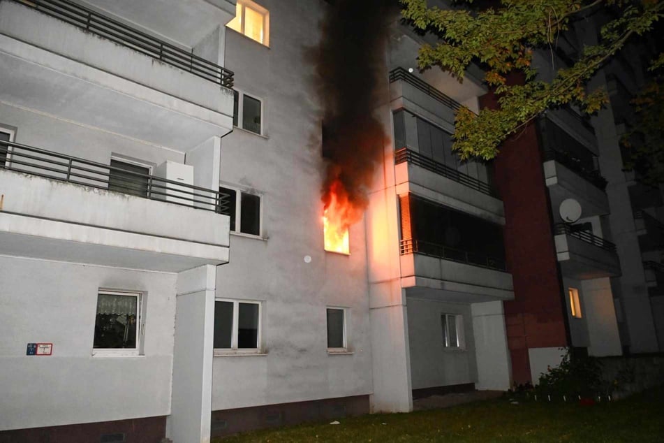 In Berlin-Friedrichsfelde brannte es in der Nacht in einer Wohnung im ersten Obergeschoss.