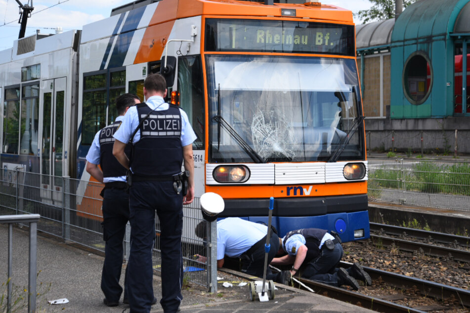 Polizisten an der Unfallstelle.