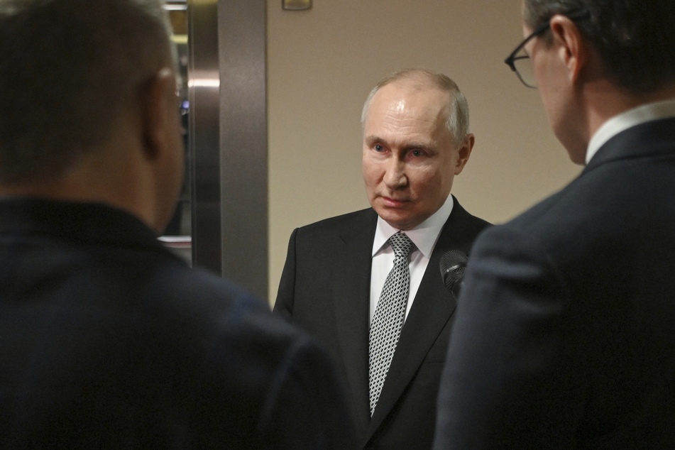 Der russische Präsident Wladimir Putin (70) will sich die fremden Waffen genau anschauen.