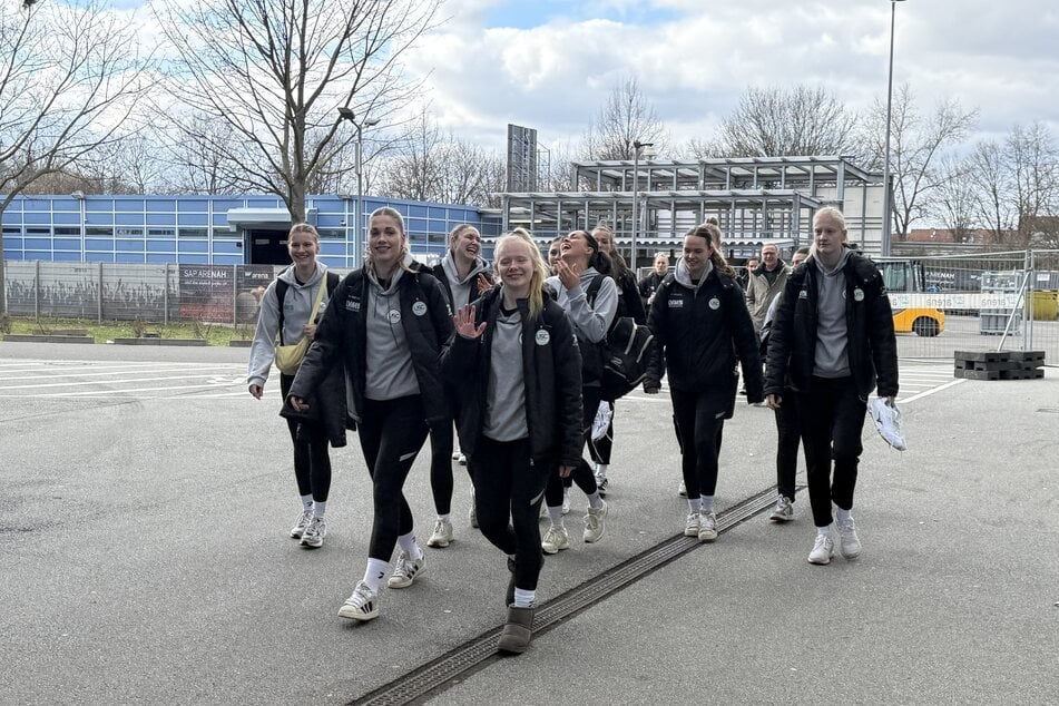 Das Team vom USC Münster bei der Ankunft an der Halle.