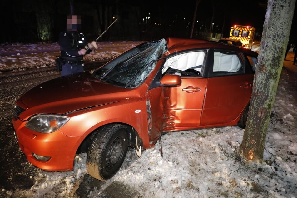 Der Mazda kam in einer Kurve von der Fahrbahn ab und krachte gegen einen Baum.