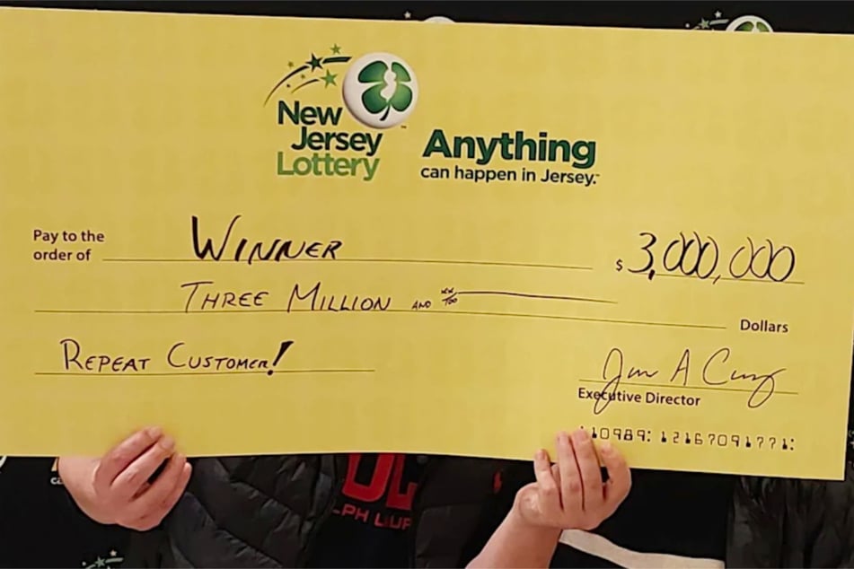 Die Gewinner halten ihren zweiten Gewinn in den Händen.