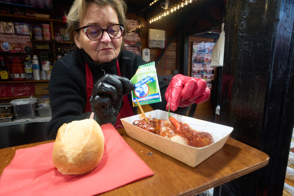 Ingrid Meyer verfeinert ihre Currywurst unter anderem mit Brausepulver.