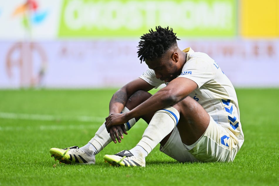 Trotz seines Treffers ist Lubambo Musonda (31) nach dem Spiel sichtlich niedergeschlagen.