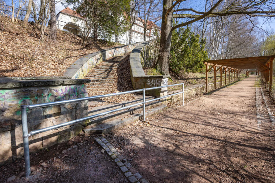 Die Stadt "verrammelte" die gesperrte Schönauer Treppe mit einem einbetonierten Geländer.