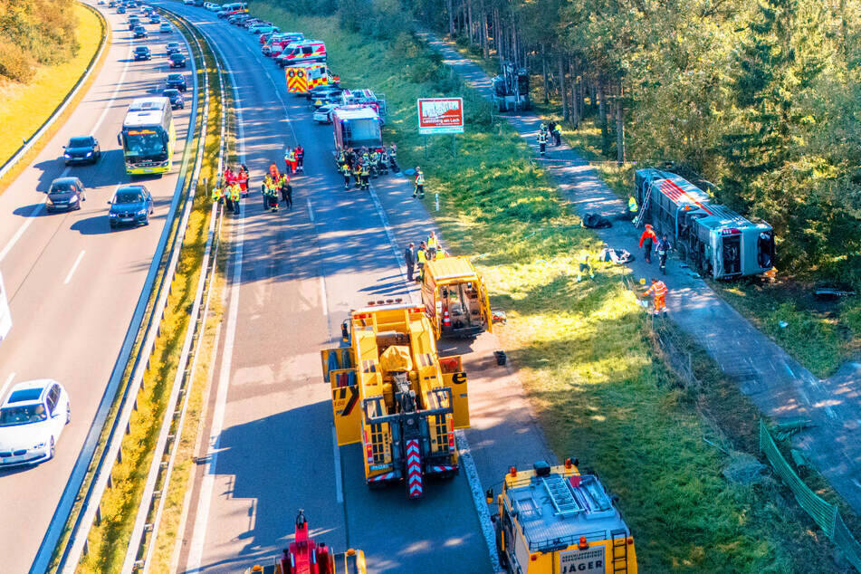 Bei dem tragischen Bus-Unglück auf der A96 kamen zwei Menschen ums Leben.