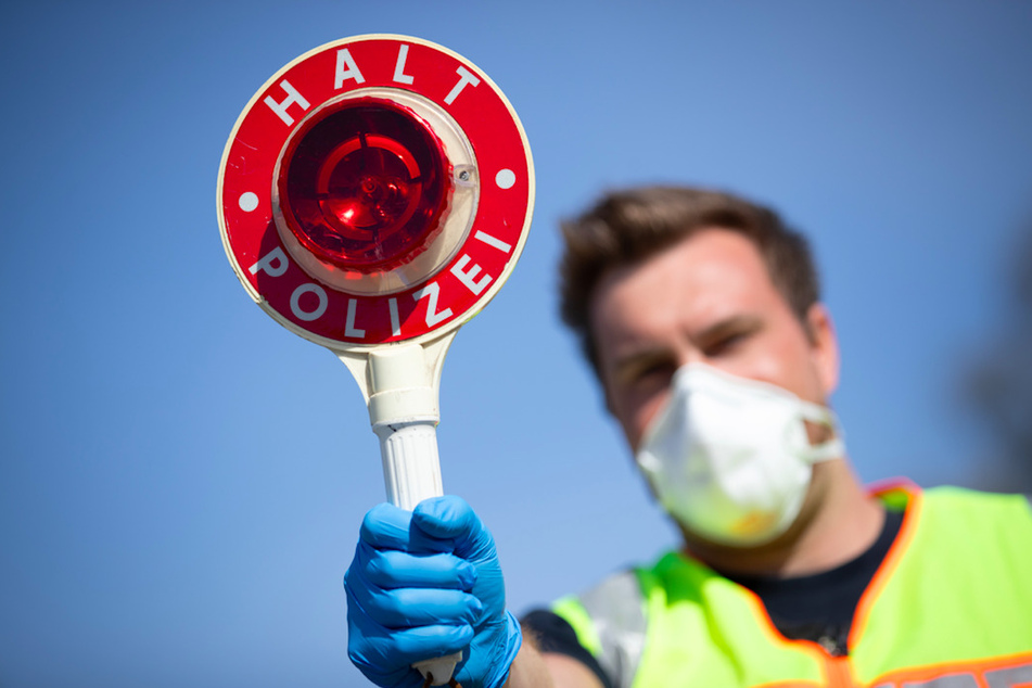 Bei der Kontrolle der Polizei sei der Mann nicht einmal mehr in der Lage zu einem Atemalkoholtest gewesen. (Symbolbild)