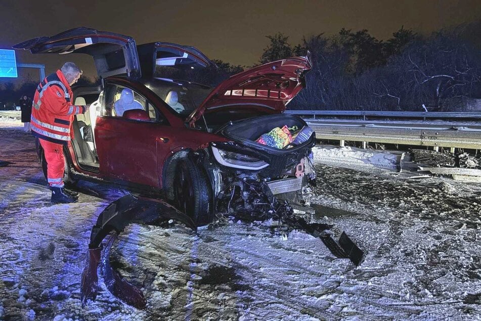 Der Tesla wurde bei dem Zusammenstoß schwer beschädigt.