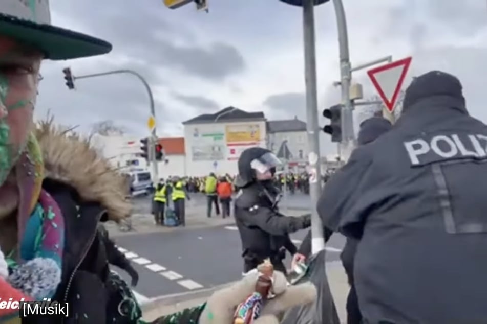 Weil die Polizei unmittelbar daneben stand, wurde der Farbwerfer direkt festgenommen.