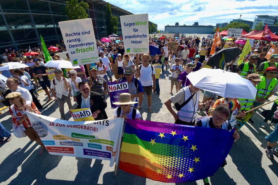 AfD-Parteitag in Passau: Rauchbombe und Straßenblockade bei Protesten