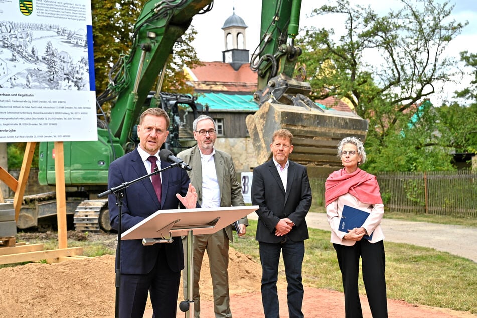 Sachsens MP Michael Kretschmer (51, CDU, v.l.n.r.) erhielt beim Spatenstich tatkräftige Unterstützung von TU-Kanzler Jan Gerken (60), Tharandts Bürgermeister Silvio Ziesemer (57, parteilos) und TU-Rektorin Ursula Staudinger (67).