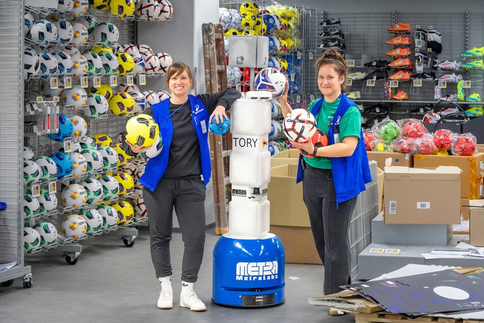 Julia Wurm (34, l.) und Filialleiterin Marta Kaseja (36) fiebern der "Decathlon"-Eröffnung entgegen. In ihrer Mitte: Inventur-Roboter "Dobby".