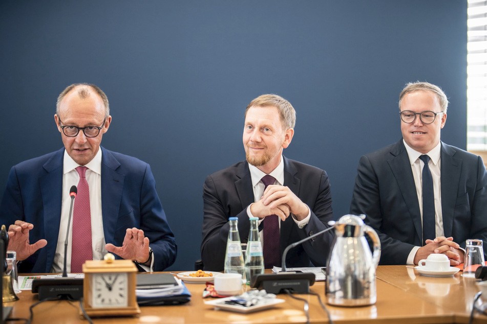 Bei den Gremiensitzungen der Bundes-CDU am Montag in Berlin gab Parteichef Friedrich Merz (68, links.) grünes Licht für Koalitionsverhandlungen der CDU-Vorsitzenden in Sachsen und Thüringen mit dem BSW. Michael Kretschmer (49, Mitte), und Mario Voigt (47) werden dagegen nichts eingewendet haben. Richtig viele Alternativen haben beide nicht.