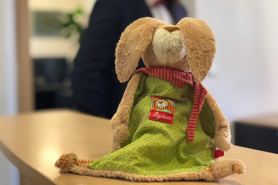 Ich bin im Rathaus, holt mich hier raus: Findel-Stofftier "Schnuffel" mausert sich zum viralen Hit.