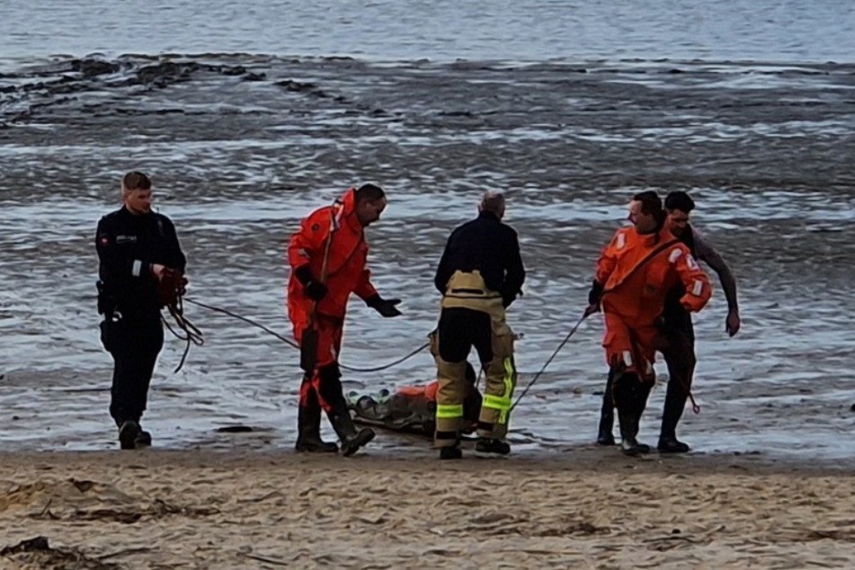 Eine 81-jährige Frau musste am Montagnachmittag bei Cuxhaven aus dem Watt der Nordsee gerettet werden. Sie war dort stecken geblieben.