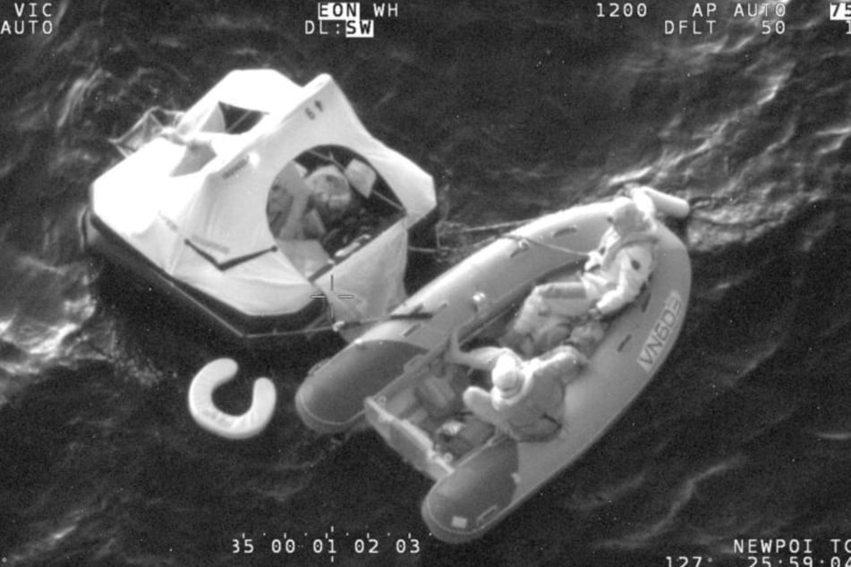 Die Crew hatte zwar rechtzeitig ein Notsignal abgesetzt, musste aber dennoch mehrere Stunden lang in der Rettungsinsel verharren, bis sie von einem Frachtschiff an Bord genommen wurden.