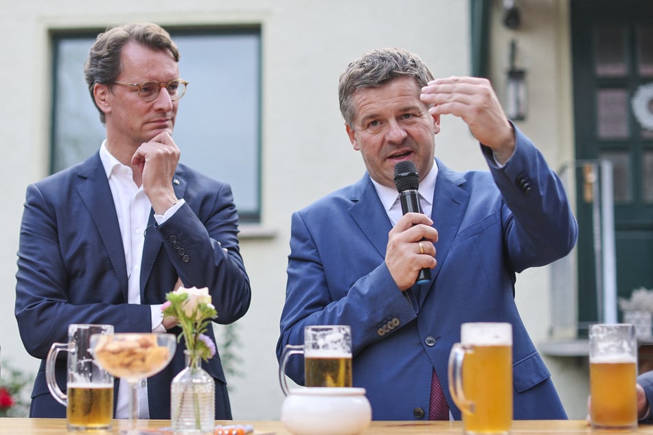 Wüst unterstützte auch Parteikollege Sven Schulze (47, CDU, r.) im sachsen-anhaltischen Wahlkampf.