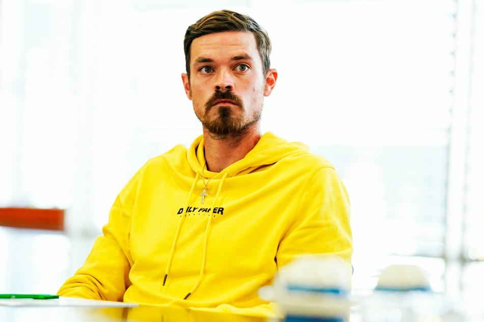 Dennis Erdmann (30) hat über seinen Anwalt ein Teilgeständnis abgelegt, weshalb er sich nun wieder auf den Fußball konzentrieren kann.