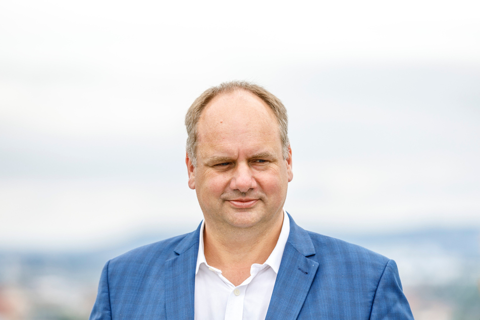 OB Dirk Hilbert (49, FDP) soll den Ausbau des Mobilfunks beschleunigen.