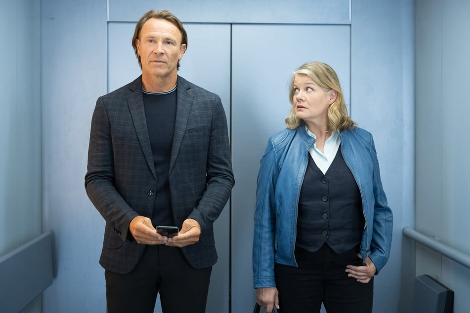 Zugegeben, anfangs sind sich Dr. Martin Stein und Petra Minou so gar nicht grün, aber keine Sorge, das ändert sich schnell.