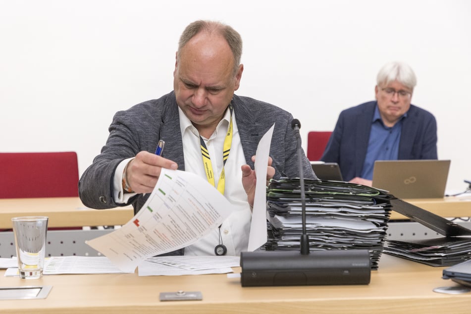 Alles über seinen Schreibtisch: Antworten zum Haushalt dürfen nur nach Kenntnisnahme von OB Dirk Hilbert (54, FDP) versendet werden.