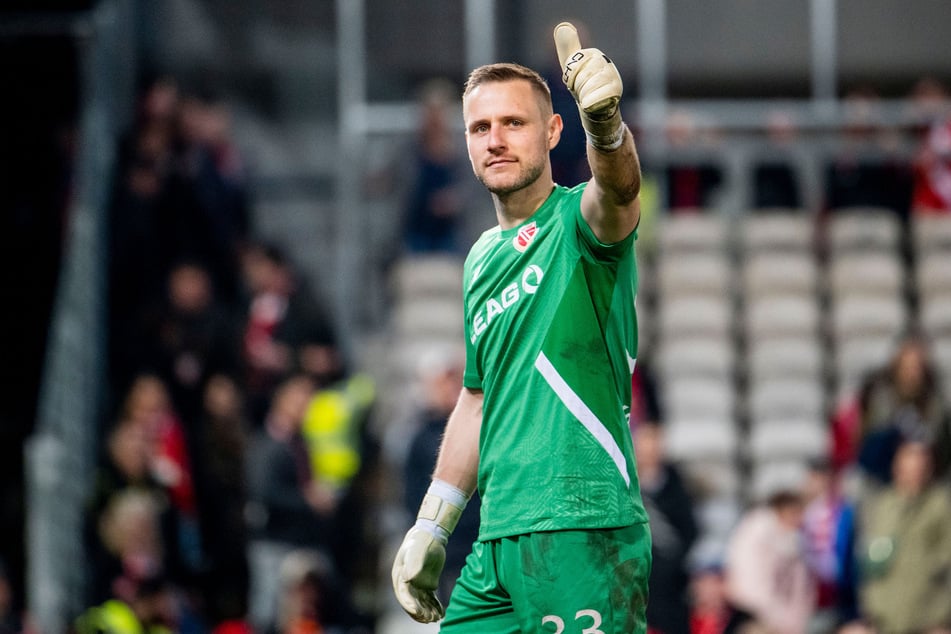 Cottbus-Keeper Marius Funk (30) streckt den Daumen nach oben. Sein Wechsel zum VfB Stuttgart ist seit Montag offiziell.